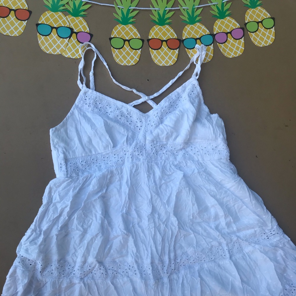 AMERICAN EAGLE WHITE DRESS SIZE M VNECK